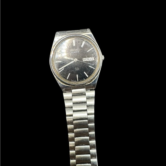 Seiko Other - Seiko Silver Timepiece with Dark Face